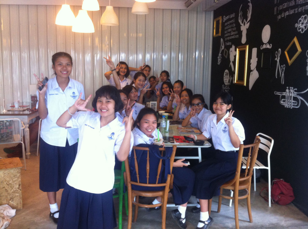 Eines der beliebten, kleinen Cafes, um sich nach der Schule dort zu treffen.