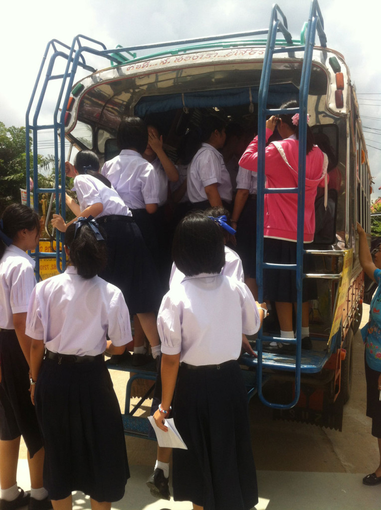 Minibus- sehr interessant damit zu fahren (hier Richtung Tempel)