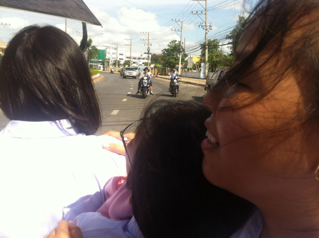 Zu zehnt hinten auf einem Van