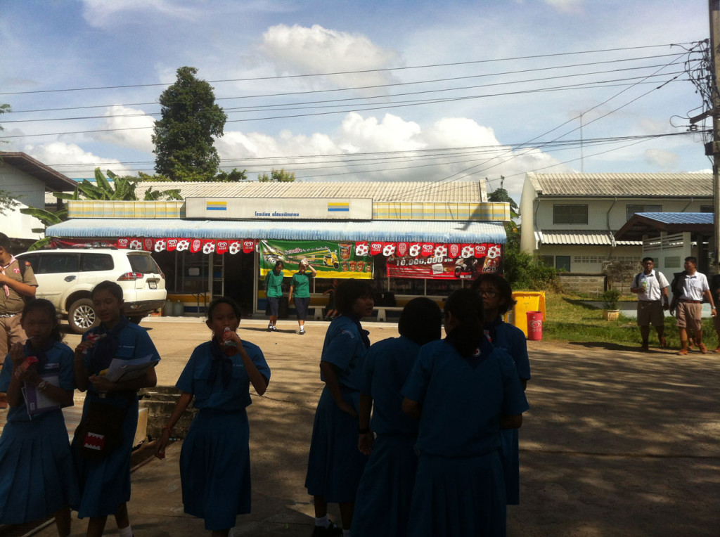Zwischendurch mal zum Schul-Supermarkt, um etwas Nervennahrung zu kaufen