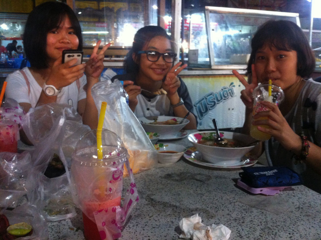 Sisaket Nachtmarkt- Meen und Klassenkameraden