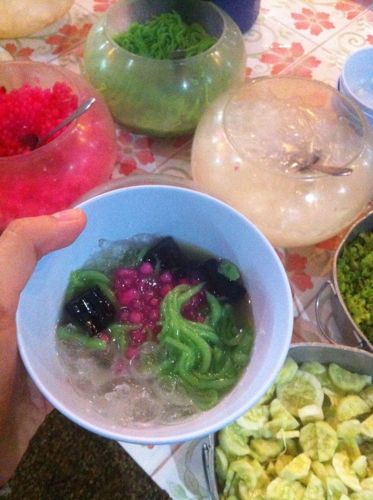 Thai- Nachtisch. (Jelly und Früchtezeug in Kokosmilch)