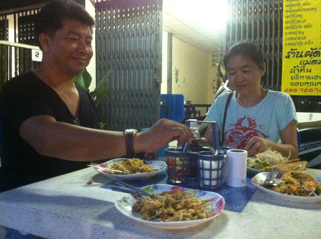 Meine Gasteltern beim Padthai essen (gebratene Nudeln).