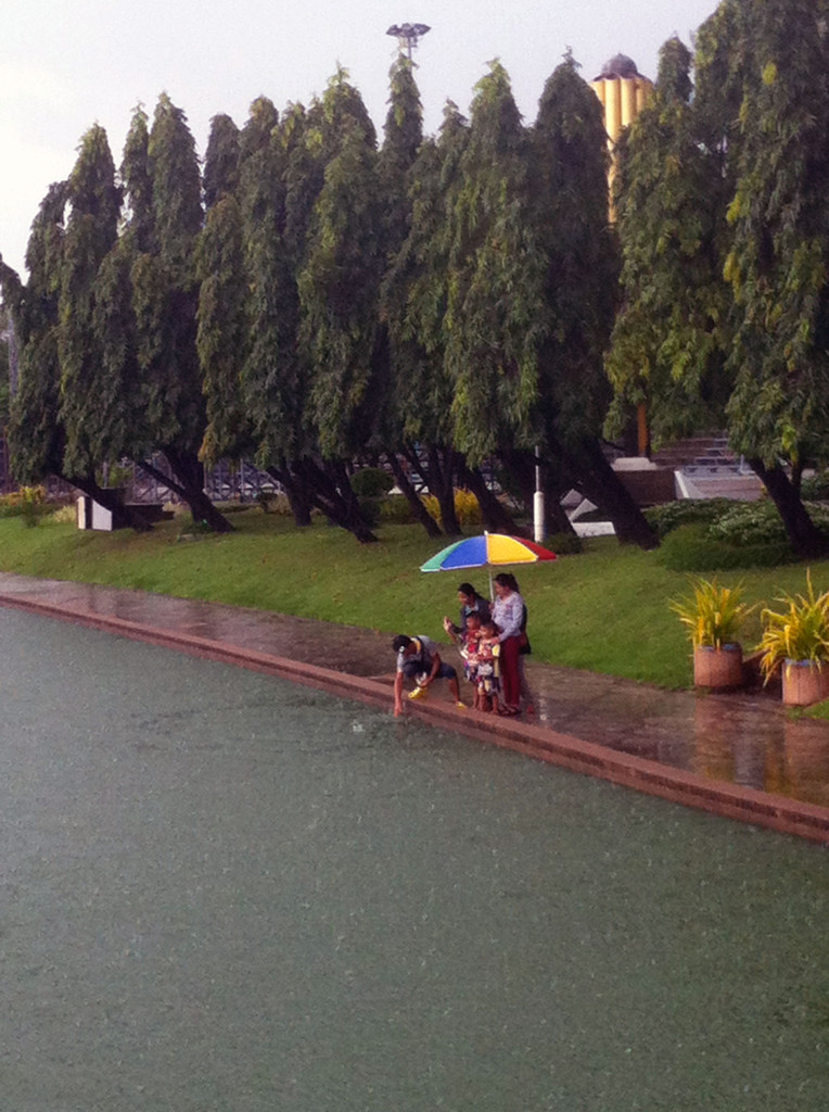 Fische füttern im Regen