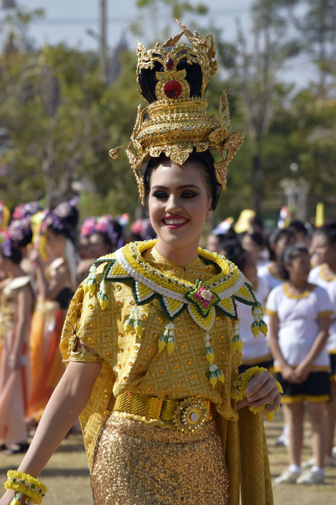 Die "Sportsdays" gibt es einmal im Jahr an jeder thailändischen Schule. Dort treten die verschiedenen Farben (die Farben markieren die verschiedenen Lern-Orientierungen wie z.B. gelb=Sprachen) in verschiedenen Kategorien wie Cheerleading, Aerobic, Fussball usw. gegeneinander an.
