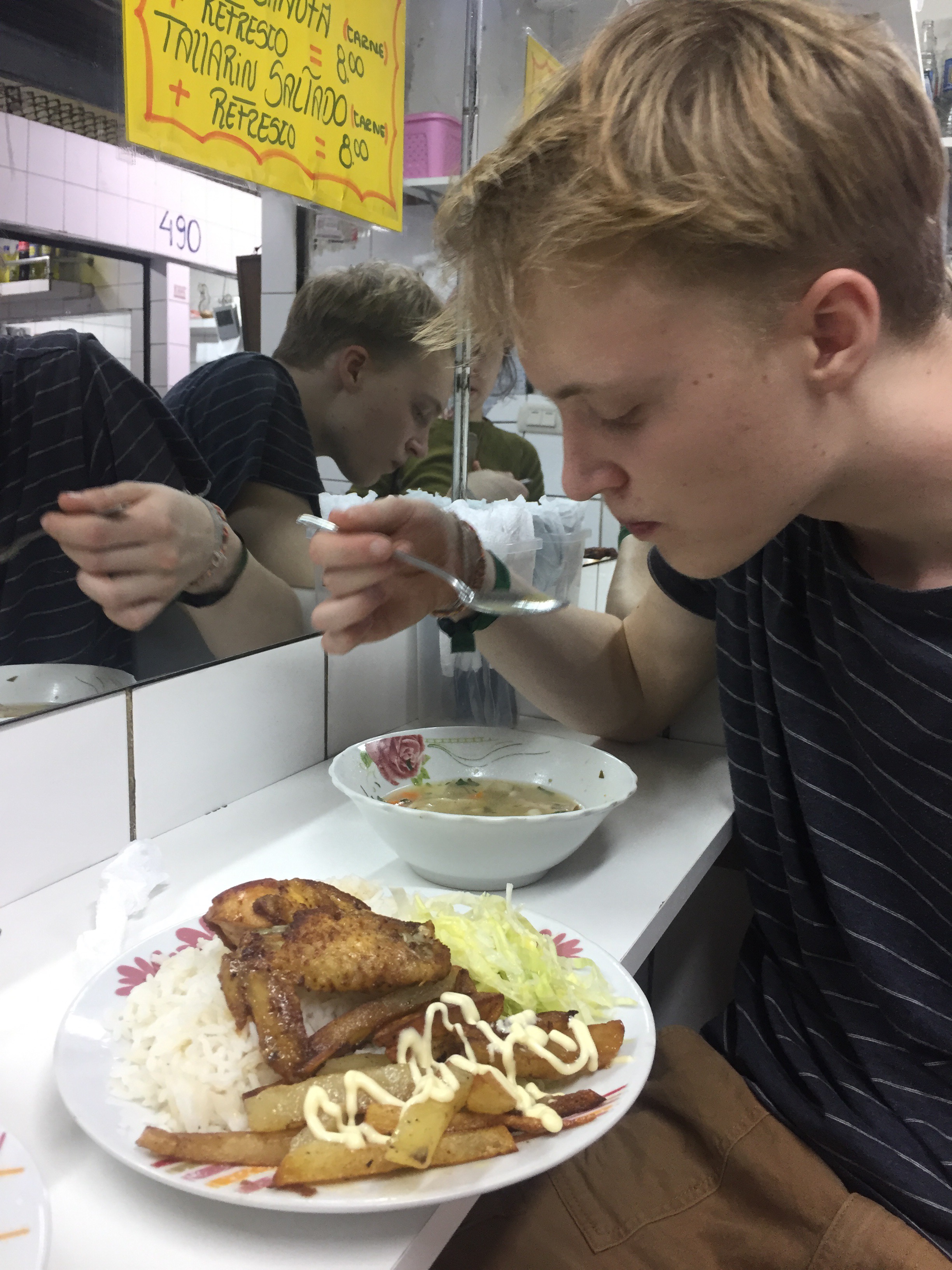 pollo con papas fritas